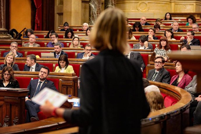 La líder de los comuns en el Parlament, Jéssica Albiach, interviene durante una sesión plenaria en el Parlament. Foto de archivo.