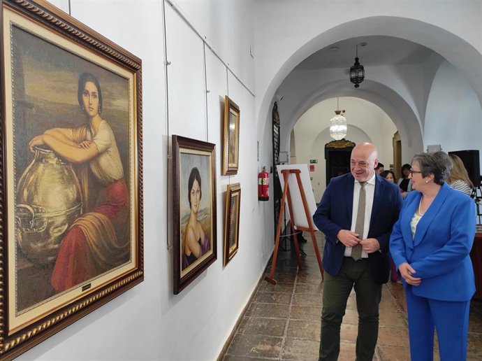 El presidente de la Diputación de Córdoba, Antonio Ruiz, junto a la creadora de las obras en punto de cruz, visita la exposición.