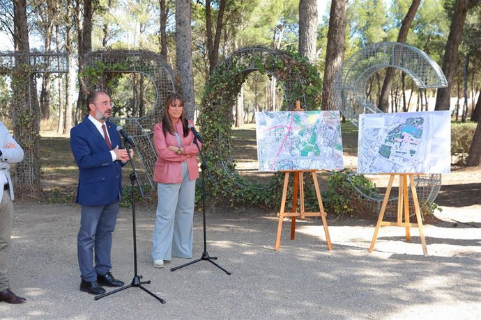 El presidente de Aragón, Javier Lambán, y la consejera de Sanidad, Sira Repollés, presentan la ampliación del Hospital Royo Villanova en el Jardín de Pensamientos.