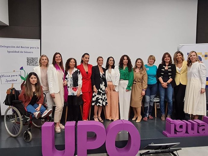 Foto de familia de las mujeres que han participado en la jornada '¿Dónde están ellas? Visibilidad y presencia de las Mujeres Andaluzas', organizada por la Pablo de Olavide.