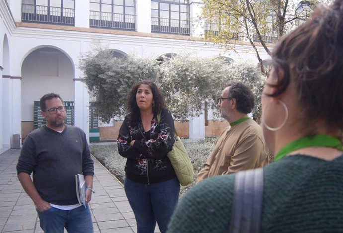 El portavoz parlamentario de Adelante Andalucía, José Ignacio García, y la concejal del Ayuntamiento de Sevilla, Sandra Heredia, este jueves en el Parlamento en una reunión para denunciar el uso de material cancerígeno en el metro de Sevilla.