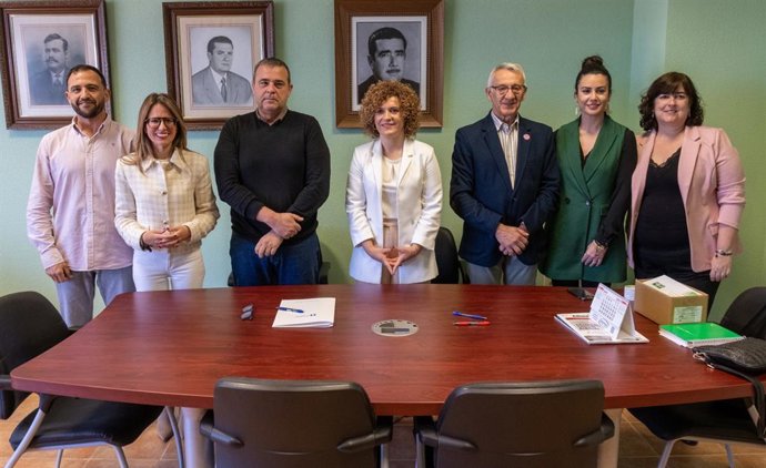 Firma del convenio para las beas HEBE.