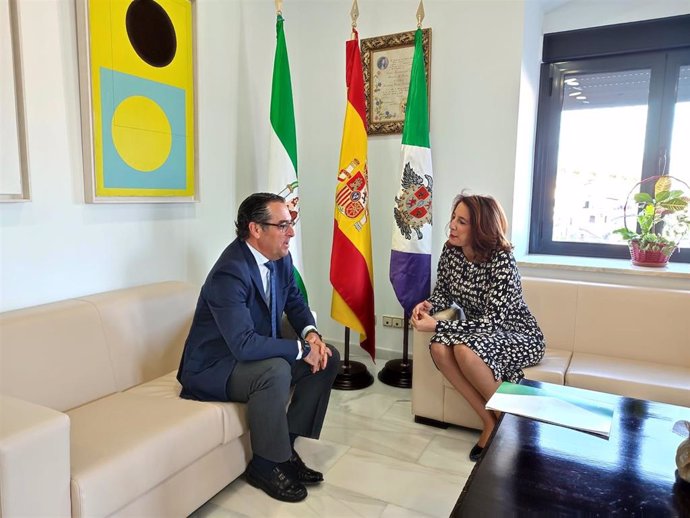 El delegado de Desarrollo Educativo y Formación Profesional y de Universidad, Investigación e Innovación, Miguel Briones, se reúne con la alcaldesa de Alhaurín el Grande, Antonia Ledesma.