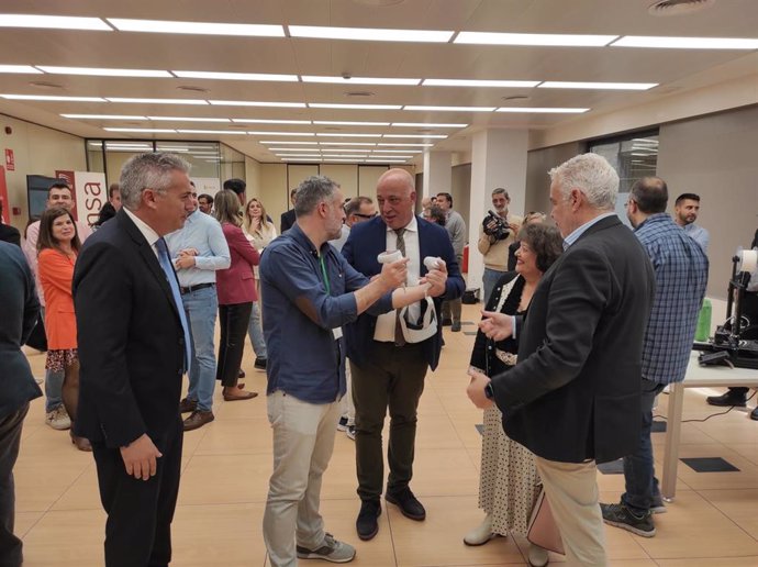 El presidente de la Diputación de Córdoba, Antonio Ruiz (centro), en la inauguración del nuevo espacio de Eprinsa.