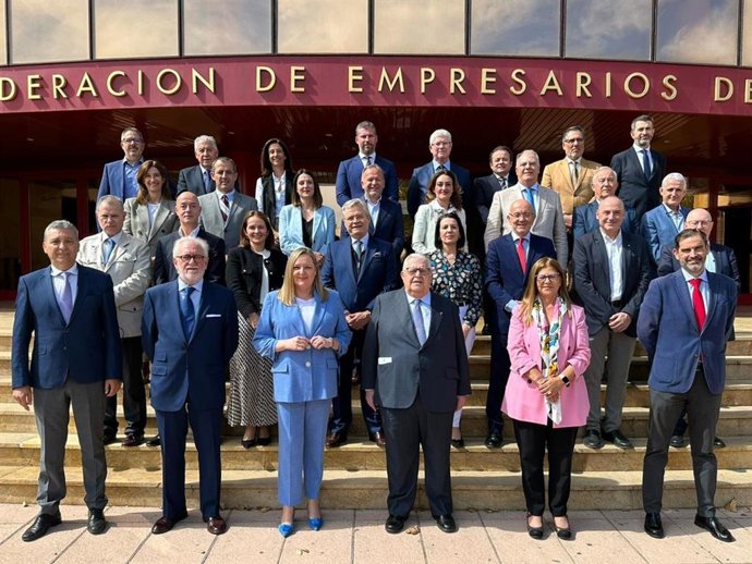 Foto de familia tras la celebración de la Asamblea General Electoral de la Confederación Andaluza de Empresarios de Alimentación y Perfumería (CAEA).