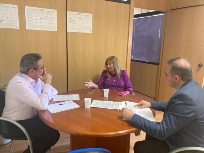 El portavoz del grupo municipal de VOX en el Ayuntamiento de Zaragoza, Julio Calvo, con la presidenta de la Asociación de Trabajadores Autónomos de Aragón y vicepresidenta nacional de ATA, Mayte Mazuelas