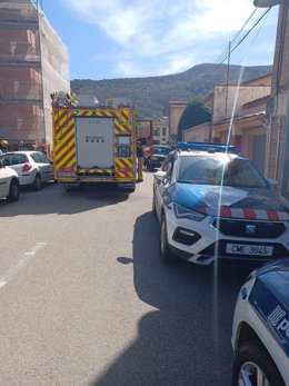 Els serveis d'emergncies atenen l'home.