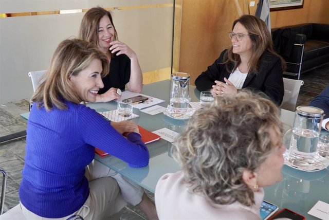 La ministra Raquel Sánchez durante una reunión en Menorca con la presidenta del Govern, Francina Armengol, y la presidenta del Consell de Menorca, Susana Mora
