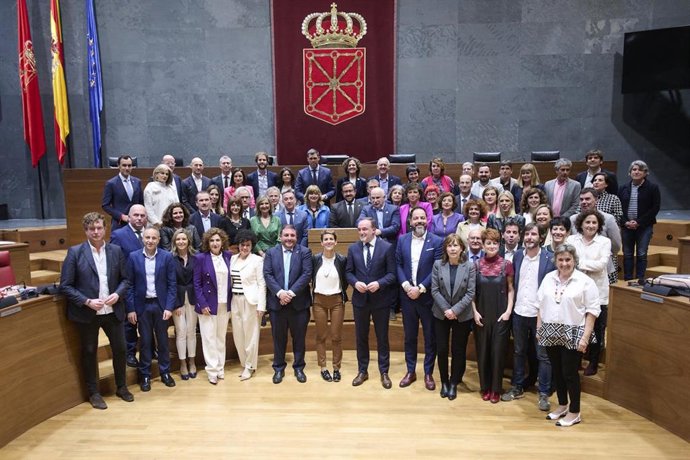 Foto de familia de representantes del Gobierno de Navarra y la Cámara foral tras el último pleno del Parlamento de la legislatura.