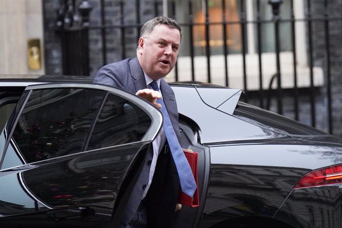 Archivo - 29 November 2022, United Kingdom, London: UK Work and Pensions Secretary Mel Stride arrives in Downing Street, London, ahead of a Cabinet meeting. Photo: James Manning/PA Wire/dpa