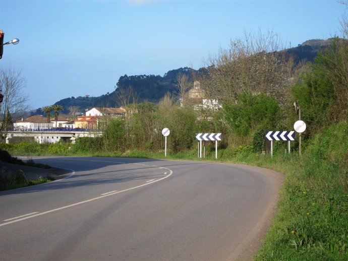 Archivo - Curva peligrosa en una carretera de Asturias