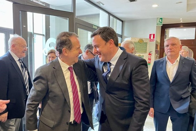 El alcalde de Vigo, Abel Caballero, y el secretario xeral del PSdeG, Valentín González Formoso, en la sede del Círculo de Empresarios de Galicia, en la ciudad olívica.
