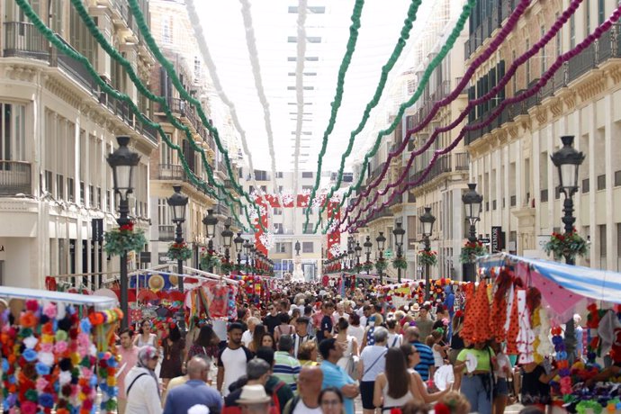 Archivo - FERIA DE MÁLAGA 2019. Ambiente de la jornada de Jueves de feria en la calle Larios.