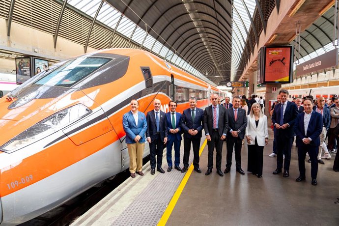 Foto de familia tras la llegada del tren de alta velocidad Iryo a la estación de Santa Justa, a 30 de marzo de 2023, en Sevilla, (Andalucía, España).  