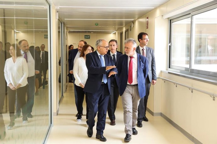 El presidente de Canarias, Ángel Víctor Torres; el presidente del Cabildo de La Gomera, Casimiro Curbelo; entre otras autoridades, recorren el nuevo centro sociosanitario inaugurado en San Sebastián de La Gomera