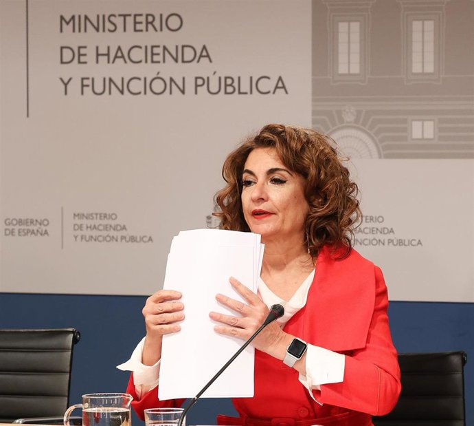 La ministra de Hacienda y Función Pública, María Jesús Montero, ofrece una rueda de prensa en la sede del Ministerio, a 30 de marzo de 2023, en Madrid (España). La ministra ha presentado los datos de cierre de la ejecución presupuestaria del conjunto de