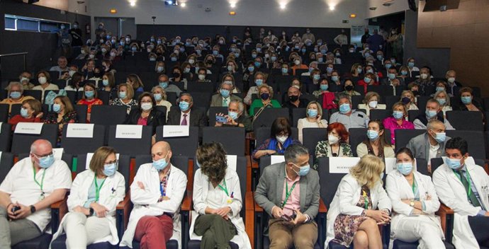 El Clínico San Cecilio rinde homenaje a más de 170 profesionales del centro jubilados.