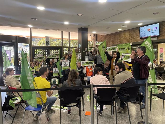 Integrantes de UstecStes protestan en el vestíbulo de la Conselleria de Educación por el avance del curso escolar, a jueves 30 de marzo de 2023, en Barcelona, Catalunya (España)