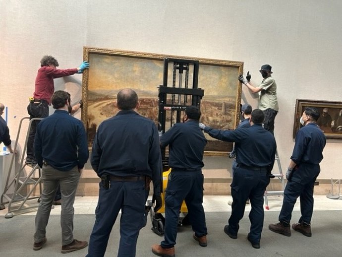 Montaje del cuadro 'Vista de Sevilla' en el Metropolitan de Nueva York.