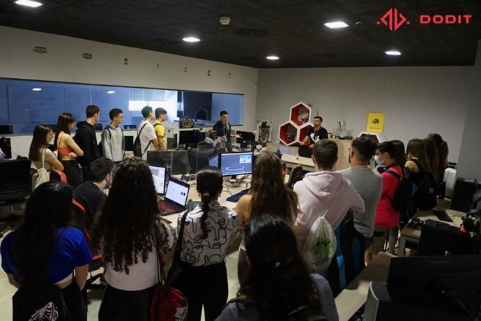 Estudiantes en las instalaciones de DoDIT
