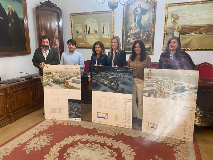 Botella (3 izda.), en la presentación del proyecto de nuevo Centro de Salud de Bujalance en el Ayuntamiento del municipio.