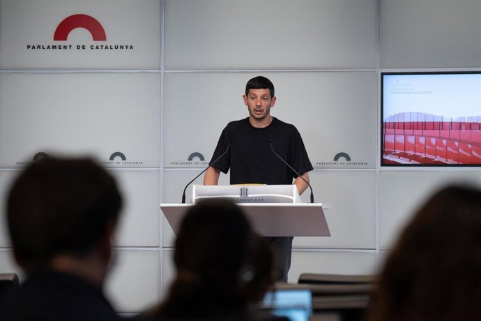 El diputado de la CUP Xavier Pellicer en una rueda de prensa en el Parlament de Catalunya.