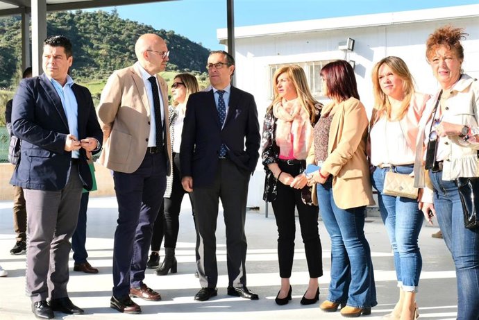 El delegado de Desarrollo Educativo y Formación Profesional y de Universidad, Investigación e Innovación, Miguel Briones, visitado el CEIP de Cártama, junto al alcalde, Jorge Gallardo, y varios concejales.