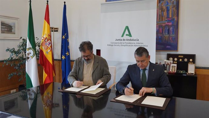 La Junta renueva el convenio marco con la coordinadora andaluza de ONGD. En la foto, el presidente en funciones de la Caongd, José Luis Ayerbe, y el consejero de la Presidencia, Interior, Diálogo Social y Simplificación Administrativa, Antonio Sanz (d).