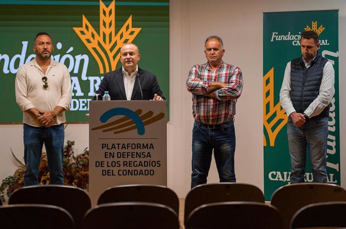 Miembros de la plataforma en rueda de prensa.