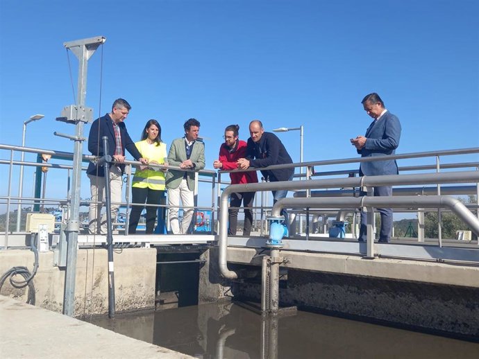 Francisco Acosta (izda.) en la EDAR de Palenciana.