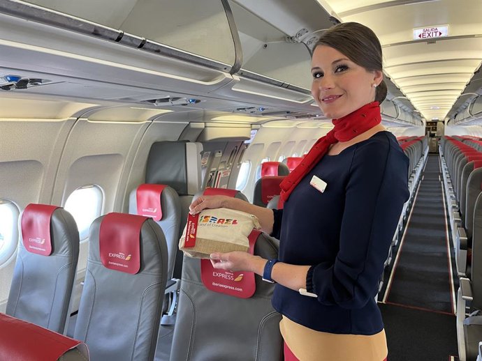 Tripulante de Cabina de Pasajeros de Iberia Express en el vuelo inaugural entre Madrid y Tel Aviv.