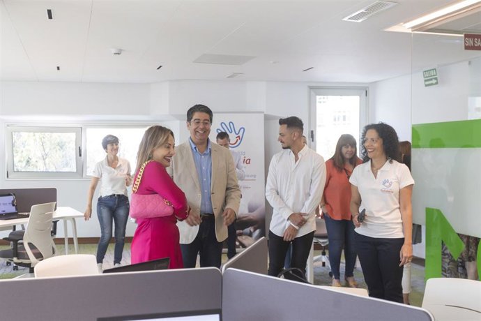 El presidente del Cabildo de Tenerife, Pedro Martín, en una visita al centro insular de voluntariado