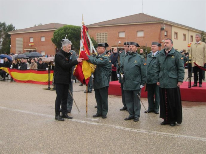 Archivo - El ministro del Interior, Fernando Grande-Marlaska,  jurando bandera en la Academia de la Guardia Civil de Baeza en 2019/Archivo