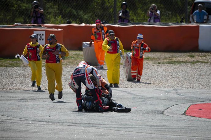 Accident, crash between 88 OLIVEIRA Miguel (prt), RNF MotoGP Team, Aprilia RS-GP and 93 MARQUEZ Marc (spa), Repsol Honda Team, Honda RC213V during the 2023 MotoGP Grande Premio de Portugal, on the autodrome di Algarve International Circuit from March 24