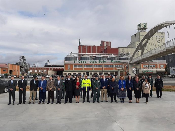 Foto de familia de la delegada con los responsables de Tráfico.