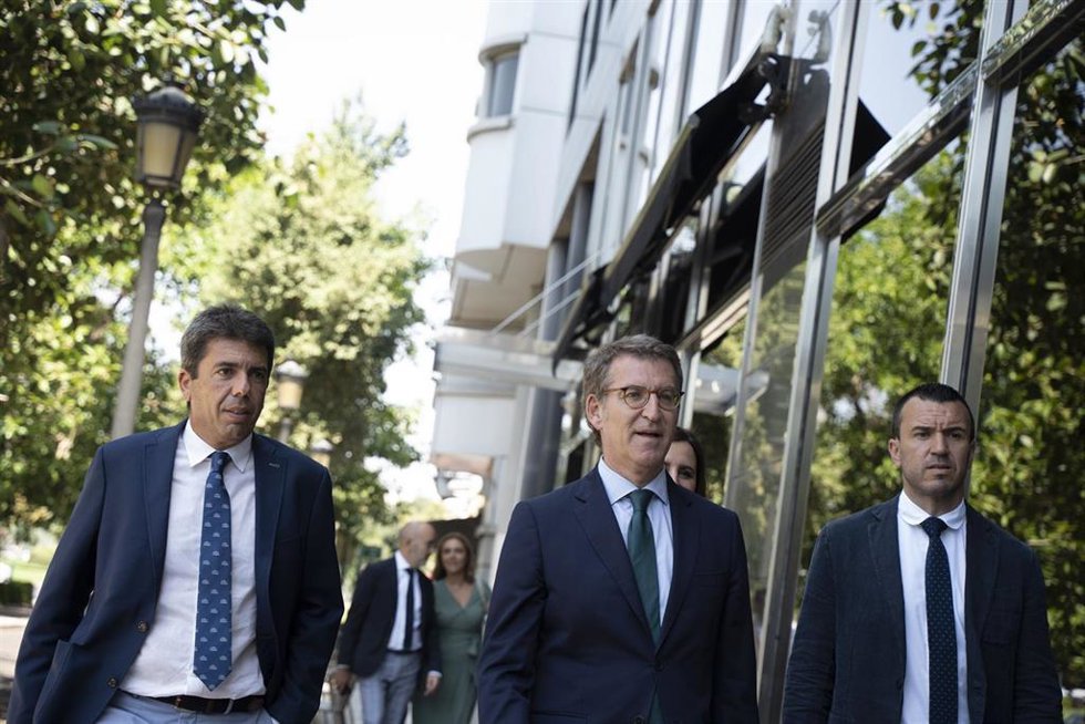 Archivo - El presidente del Partido Popular, Alberto Núñez Feijóo (c), y el presidente de la Diputación de Alicante, Carlos Mazón (i), llegan al pleno de la Asociación Valenciana de Empresarios (AVE), en la sede Hotel SH, a 21 de julio de 2022, en Valen