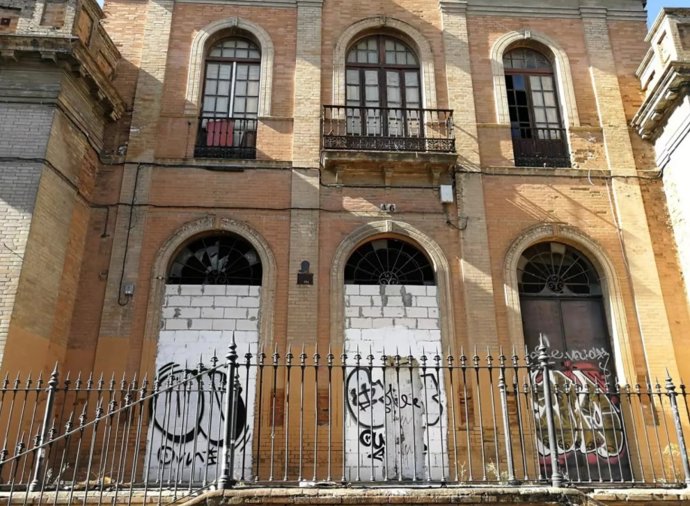 Archivo - Fachada principal de la Casa Paterri, en una foto de archivo.