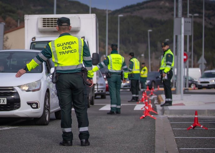 Archivo - Imagen de archivo de un control preventivo de la Agrupación de Tráfico de la Guardia Civil en Navarra