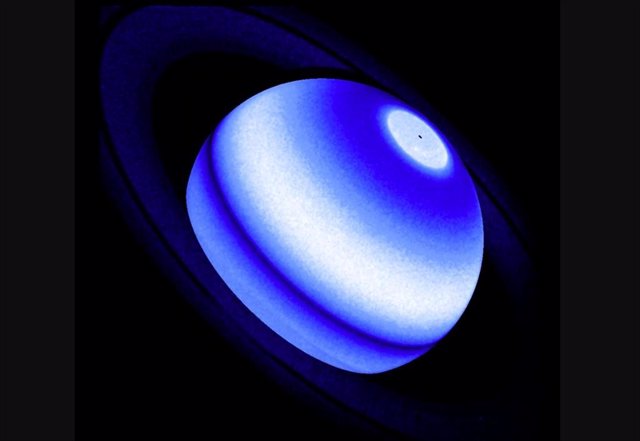 Esta imagen compuesta muestra el abultamiento de Saturno Lyman-alfa, una emisión de hidrógeno que es un exceso persistente e inesperado detectado por tres misiones distintas de la NASA, a saber, Voyager 1, Cassini y el telescopio Hubble entre 1980 Y 2017