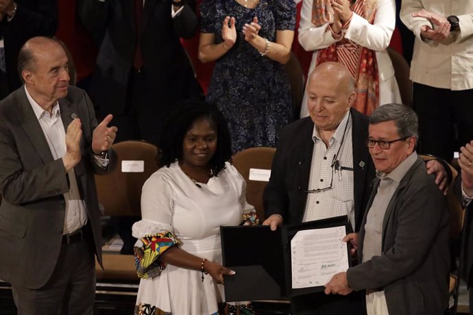 La vicepresidenta de Colombia, Francia Márquez; el jefe negociador del Gobierno, Otty Patiño, e Israel Ramírez Pineda, alias 'Pablo Beltrán', representante de la guerrilla del ELN en el proceso de paz.