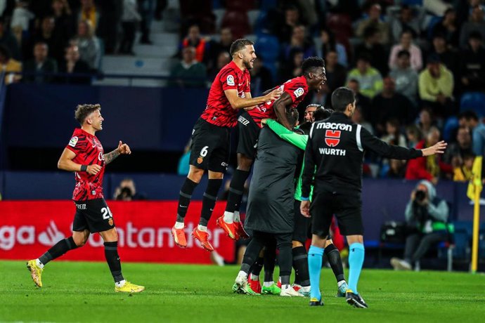 Archivo - Jugadores del RCD Mallorca celebran un gol en el  Ciutat de Valencia, en la temporada 2022-2023 de LaLiga Santander. 