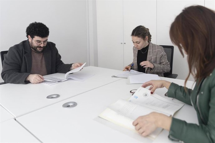 Simulación de firma de una hipoteca, a 15 de marzo de 2023, en Madrid (España).