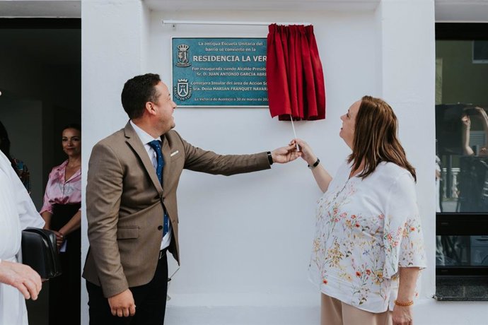 El alcalde de La Victoria, Juan Antonio García, y la consejera de Acción Social, Marian Franquet, en la inauguración de la residencia de personas con discapacidad mental