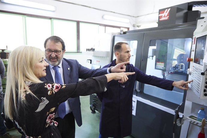 La consejera de Desarrollo Educativo y Formación Profesional de la Junta de Andalucía, Patricia del Pozo, junto al alcalde de Carmona, Juan Ávila, durante la visita el IES Arrabal de Carmona.