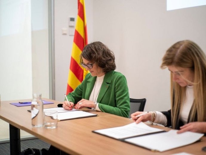 La consellera de Igualdad y Feminismos, Tnia Verge, y la presidenta de la Conferedació del Tercer Sector, Helena Fontanet, firman un acuerdo para mejorar la atención a las violencias machistas