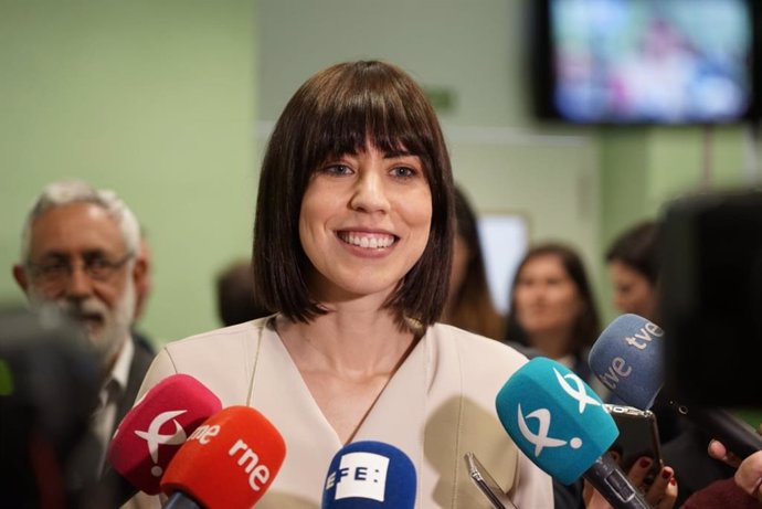 La ministra de Ciencia e Innovación, Diana Morant, atiende a los medios en Cáceres