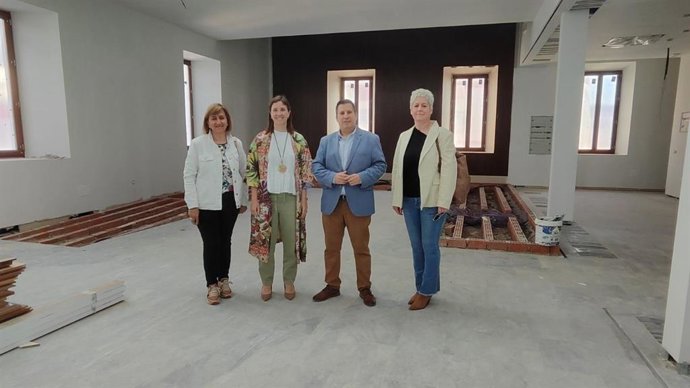 La delegada de Fomento, Articulación del Territorio y Vivienda, Cristina Casanueva (centro), visita Peñarroya-Pueblonuevo.