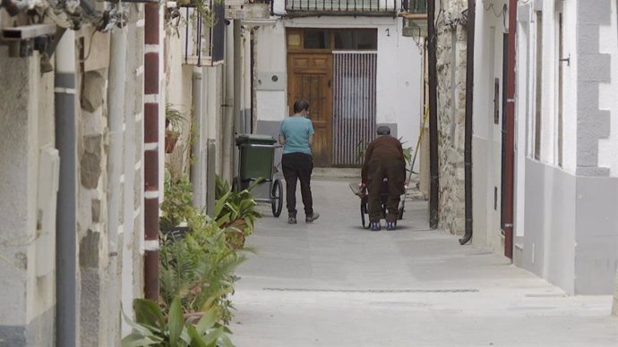 Vecinos realojados muestran su "alegría y emoción" por volver a casa, aunque aseguran que han "padecido"