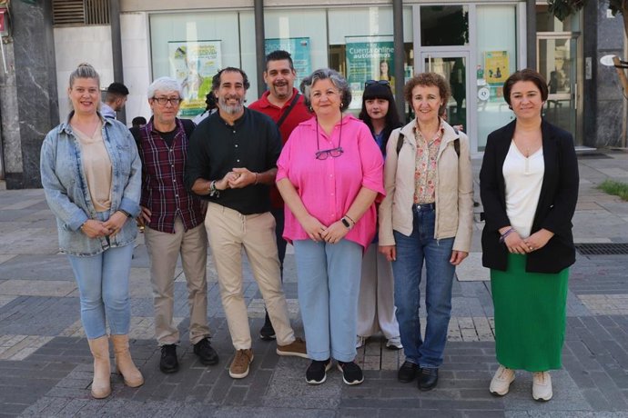 Juan Hidalgo junto a Lola Alcalide (centro) y otros miembros de la coalición.