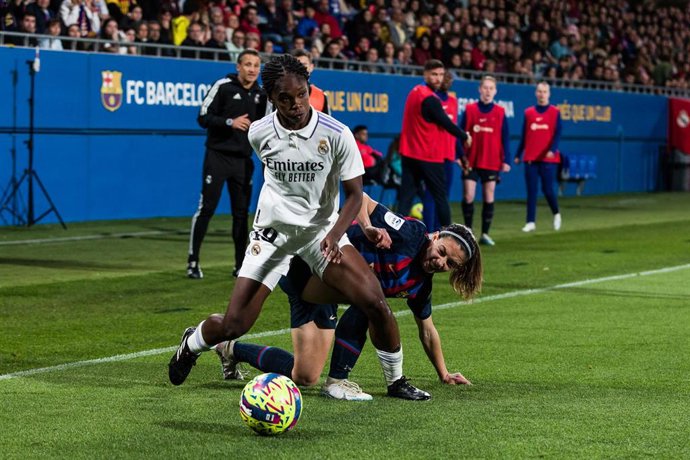 Linda Caicedo pugna por un balón con Aitana Bonmatí en el FC Barcelona-Real Madrid de la Liga F 2022-2023
